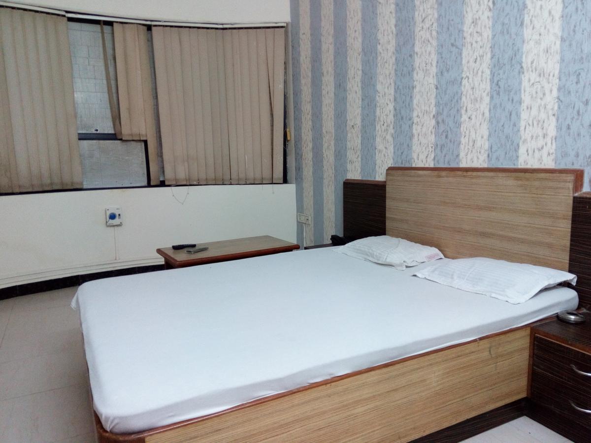 Hotel Sai Samrat Inn Панвел Екстер'єр фото